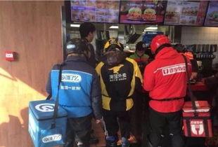 重庆送外卖爆料视频,街头惊险瞬间，外卖配送背后的辛酸与挑战  第2张